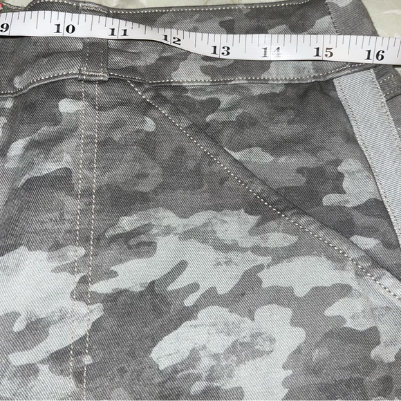 SPANX 6-inch Stretch Twill Shorts Stone Washed Green Camo Sz Large - Picture 9 of 9
